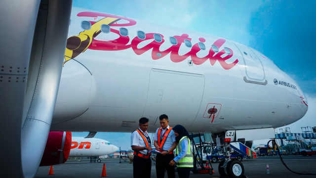 Sejumlah petugas Batik Air berada di dekat pesawat. Foto: Dok. Batik Air
