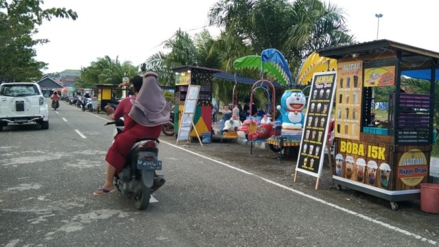 Penjaja makanan di depan taman dan di dalam Taman Funuansingko, Bungku, Morowali, Sulteng. Foto: Intan/PaluPoso