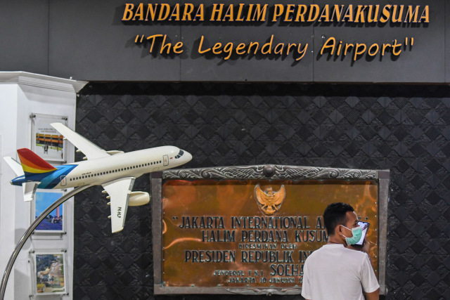 Seorang calon penumpang menunggu konfirmasi di Bandara Halim Perdanakusuma, Jakarta Timur, Sabtu (20/3/2021). Foto: M RIsyal Hidayat/ANTARA FOTO