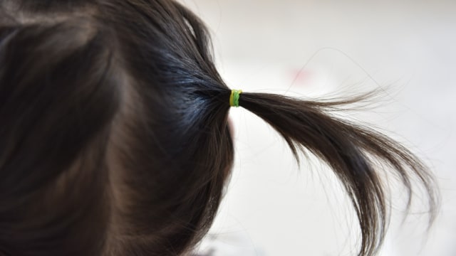 Hati Hati Ikat Rambut Anak Seperti Yang Dilakukan Fitri Tropica Ini Alasannya Kumparan Com