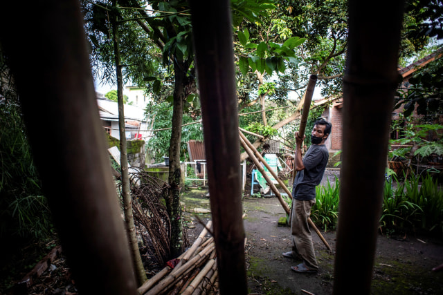 Agus Hartadi memeriksa kondisi bambu yang akan di potong sebagai bahan pembuatan anyaman bambu di Desa Loyok, Sakra, Lombok Timur. Foto: Aprillio Akbar/ANTARA FOTO