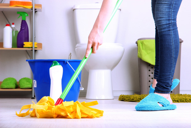 Ilustrasi membersihkan lantai kamar mandi.
 Foto: Shutterstock