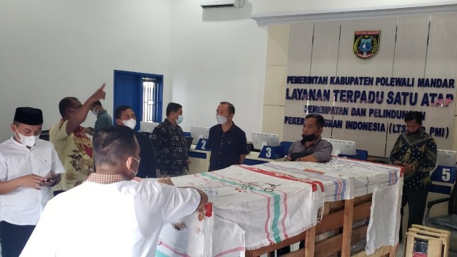 Anggota DPRD Sulawesi Barat meninjau kesiapan gedung Layanan Terpadu Satu Atap (LTSA) Perlindungan Pekerja Migran Indonesia (PPMI) di Kabupaten Polewali Mandar. Foto: Dok. Istimewa