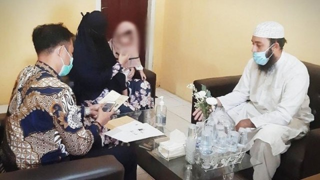 Petugas Kantor Imigrasi Sampit saat mengecek dan mewawancarai Juan Ignacio Paillaleo Perez alias Umar dan Aulia Fitriani Nasution di Pangkalan Bun, Sabtu (20/3).  Foto: Kantor Imigrasi Sampit/HO/ANTARA