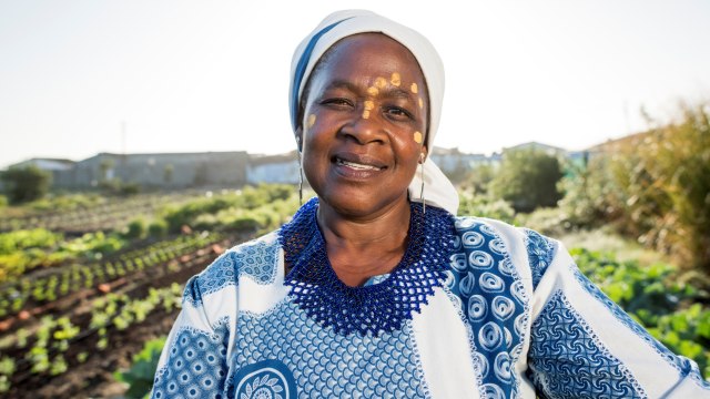 Perempuan Afrika mengenakan turban. Foto: Getty Images