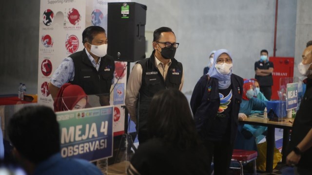 Wali Kota Bogor Bima Arya meninjau pelaksanaan vaksinasi di Mall Boxies123 Mall pada Minggu (21/3).  Foto: Pemkot Bogor