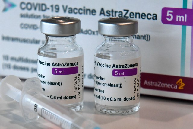 Ilustrasi vaksin corona AstraZeneca. Foto: Christof STACHE / AFP