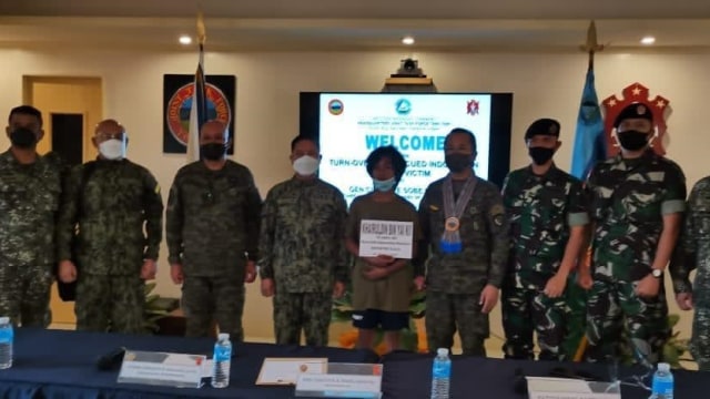 Seorang WNI korban sandera Kelompok Abu Sayyaf berinisial MK, berhasil diselamatkan di Pulau Kalupag, Minggu (21/03). Foto: Kemlu RI