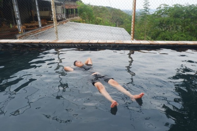 Merasakan Relaksasi Terapung di Atas Air di Kolam Apung Gatsu Bandar Lampung (2)