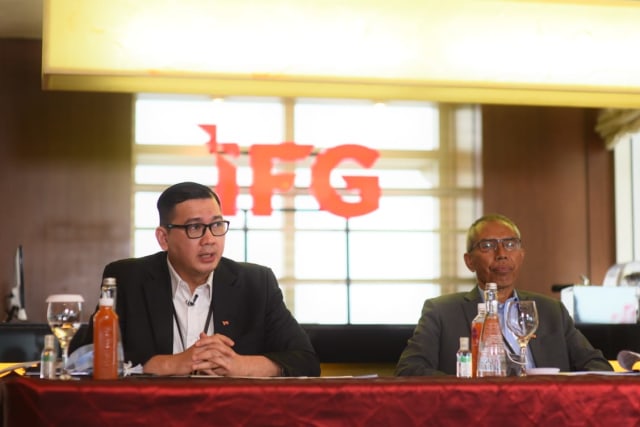 Direktur Keuangan dan Umum Indonesia Financial Group (IFG), Rizal Ariansyah dan Direktur Utama IFG, Robertus Bilitea. Foto: Dok. IFG