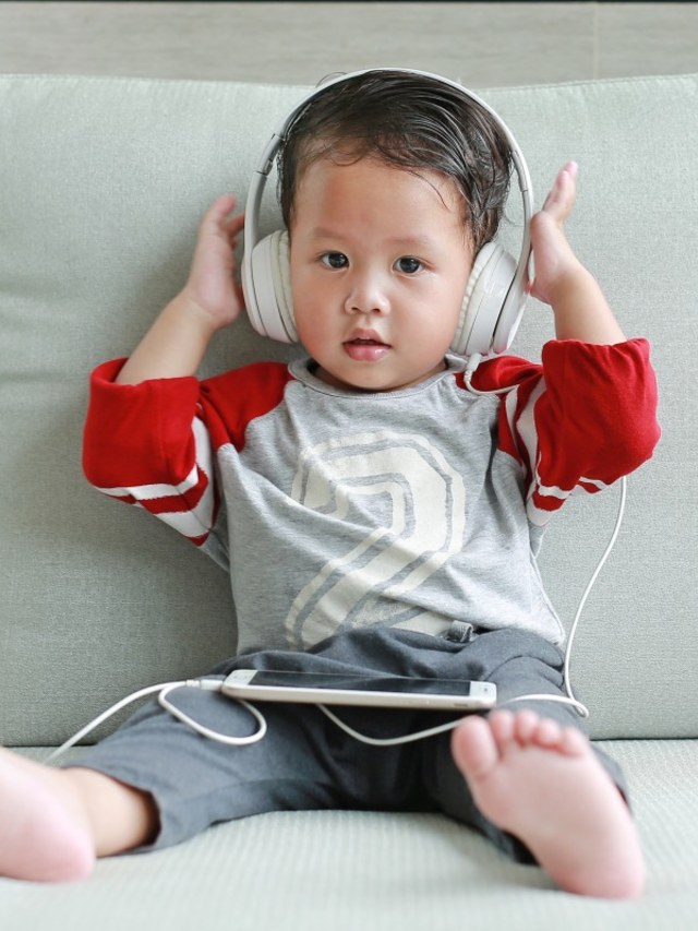 Terlalu Sering Pakai Earphone, Ini Dampaknya pada Kesehatan Keluarga! Foto: Shutterstock