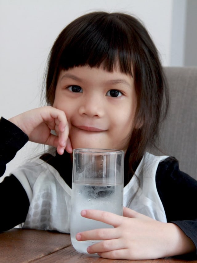Risiko Bila Anak Terlalu Sering Minum Air Es Foto: Shutterstock
