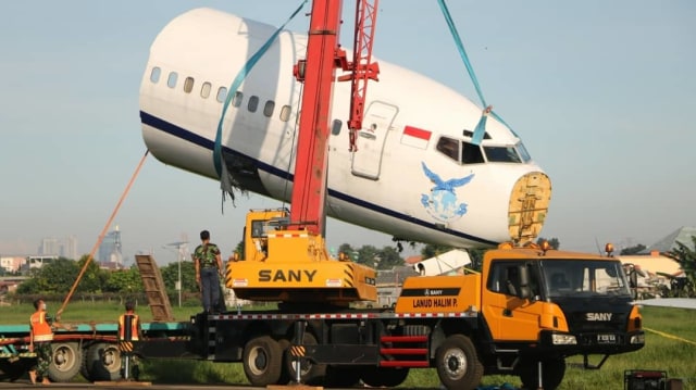 Proses evakuasi potongan badan Pesawat Trigana Air PK-YSF di Bandara Halim Perdanakusuma, Minggu (21/3). Foto: Instagram/@lanud-halim-perdanakusuma
