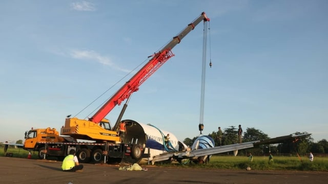 Nasib Trigana Air yang Tergelincir di Bandara Halim: Dipotong Lalu Dievakuasi (399017)