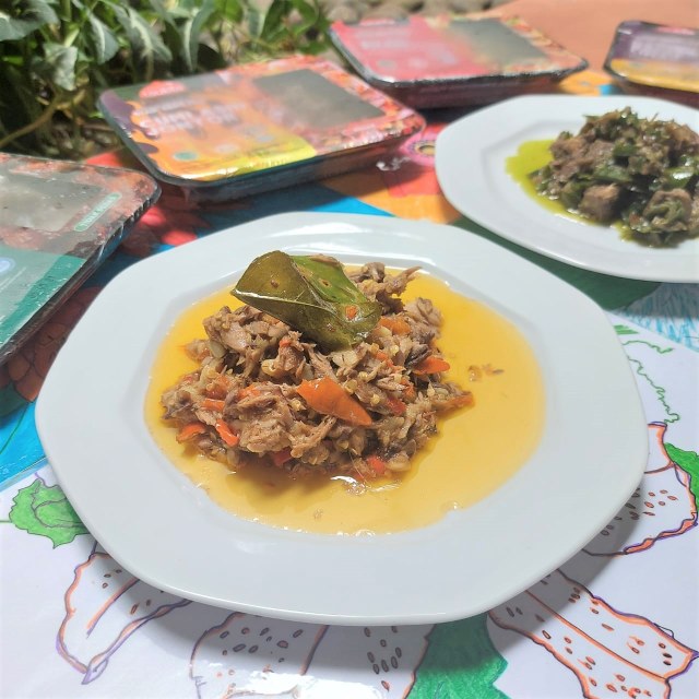 Makan Siang Nasi Panas Pakai Lidah Cabai Hijau Empuk nan Gurih, Hmm Sedap! (382004)
