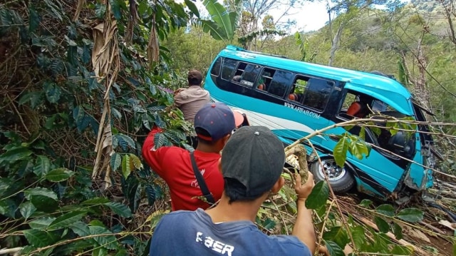Minibus Isuzu ELF jatuh ke jurang di jalan menuju lokasi wisata Pantan Terong, Minggu (21/3). Foto: Satlantas Polres Aceh Tengah