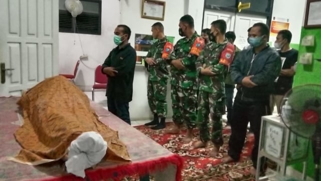 Dandim 1014/PBN Letkol Arh Drajad Tri Putro saat melaksanakan salat jenazah di RSUD Sultan Imanuddin Pangkalan Bun. Joko Hardyono/InfoPBUN