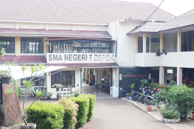 Gambar 1. Gedung SMAN 7 Depok, Leuwinanggung, Kec. Tapos, Jawa Barat, Senin (22/03/21). Sumber: (Dokumentasi Pribadi)