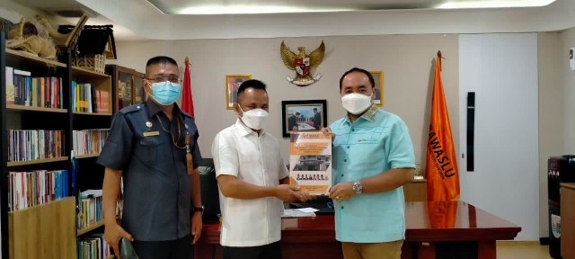 Anggota Bawaslu Lampung Iskardo P. Panggar didampingi Kabag Pengawasan Menyerahkan Laporan Akhir Pengawasan Pilkada serentak Tahun 2020 | Foto : Monang