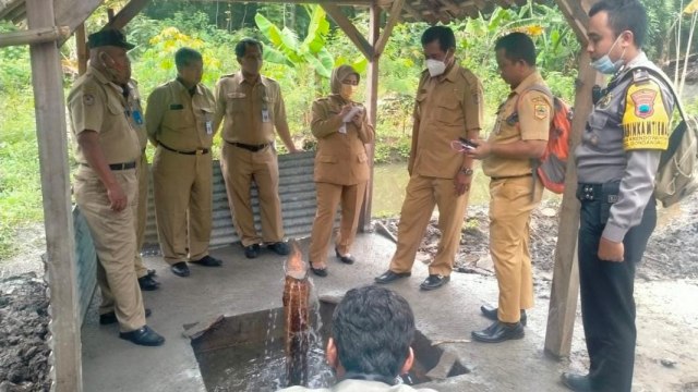 Tim dari Cabang Dinas ESDM Jawa Tengah Wilayah Solo memeriksa sumur aneh di Karanganyar (FOTO: Istimewa)