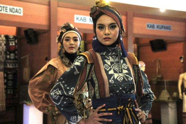 Model menggenakan tenun ikat bermotif Sumba dalam kegiatan Festival Exotic Tenun NTT 2021 di Kupang, NTT, Senin (22/3).  Foto: Kornelis Kaha/ANTARA FOTO