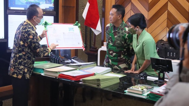 Aprilio Manganang Terima e-KTP, KK, Akta Lahir Baru: Seperti Terlahir Kembali (51494)