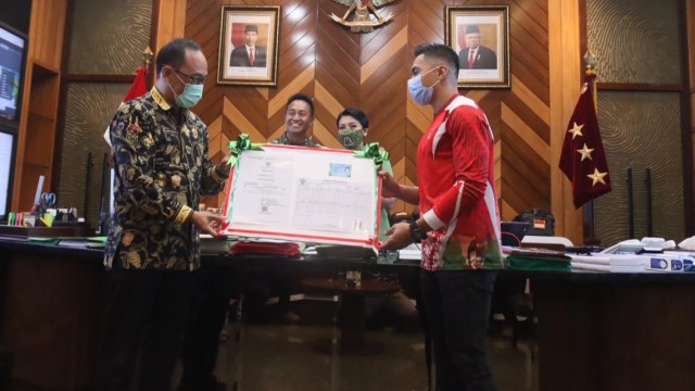 Aprilio Manganang Terima e-KTP, KK, Akta Lahir Baru: Seperti Terlahir Kembali (51496)