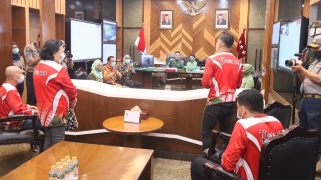 Aprilio Manganang Terima e-KTP, KK, Akta Lahir Baru: Seperti Terlahir Kembali (51495)