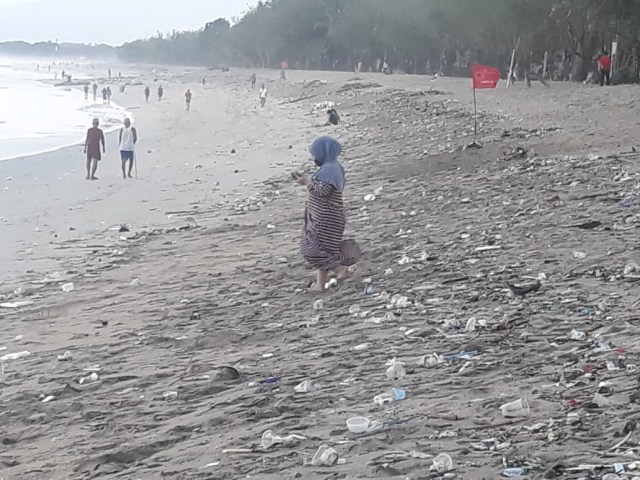 Sampah Kiriman dari Pesisir Pantai Selatan, Bali, Kembali Kotori Pantai Kuta (482464)