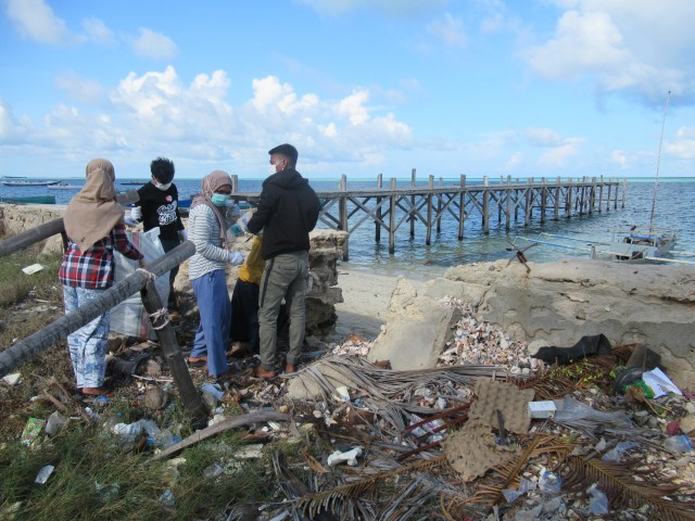 Sampah yang menumpuk di sekitaran pantai Pulau Tarupa