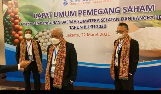 Direktur Utama Bank Sumsel Babel Achmad Syamsuddin memberikan keterangan usai RUPS di Jakarta, Senin (22/3). (Foto. Istimewa)