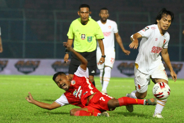 Pemain PSM Makassar Rasyid Bakri (kanan) berusaha melewati pemain Persija Jakarta, Ramdani Lestaluhu pada pertandingan babak penyisihan Grup B Piala Menpora, di Stadion Kanjuruhan, Malang, Jawa Timur, Senin (22/3).  Foto: Ari Bowo Sucipto/ANTARA FOTO