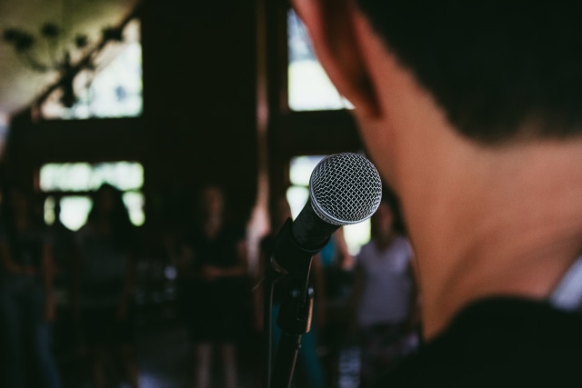 Ilustrasi berbicara di depan publik. Foto: Unsplash