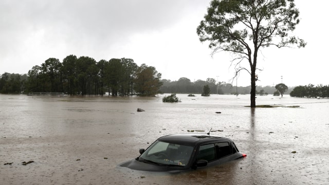 Ilustrasi mobil tenggelam. Foto: Loren Elliott/REUTERS