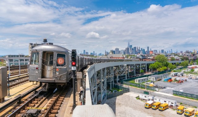 Subway D yang menghubungkan Manhattan dan Bronx dengan Brooklyn (Foto: City and State New York)