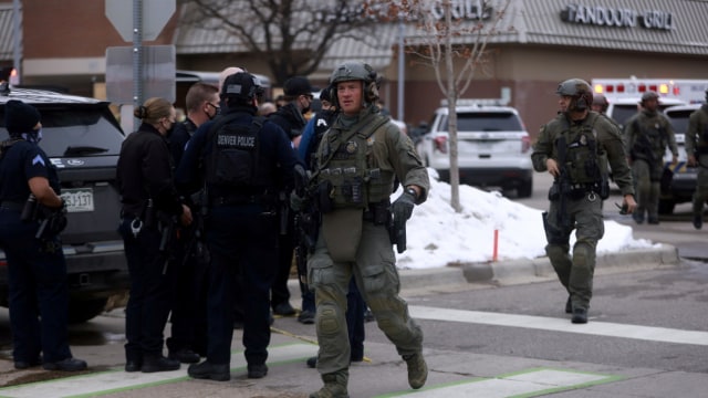 Petugas kepolisian berjaga di lokasi penembakan di toko kelontong King Soopers di Boulder, Colorado, AS, Senin (22/3). Foto: Alyson McClaran/REUTERS
