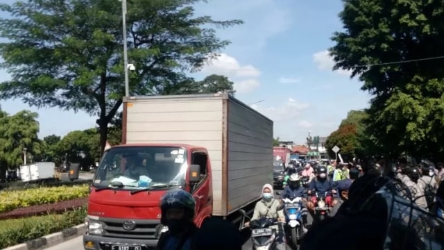 Situasi arus lalu lintas di depan PN Jakarta Timur saat berlangsung sidang Rizieq Shihab dengan agenda eksepsi, Selasa (23/3/2021). Foto: Yogi Rachman/ANTARA