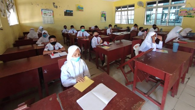 Pembelajaran tatap muka di SDN 008 Sagulung, Batam. Foto: Zalfirega/kepripedia.com