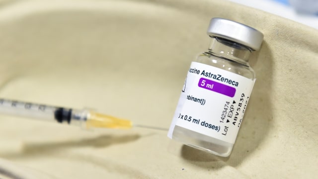 Ilustrasi vaksin corona AstraZeneca. Foto: Massimo Pinca/REUTERS