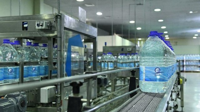 Pabrik pengemasan air zamzam di Kudai, Makkah. Foto: Dok. Haramain Sharifain