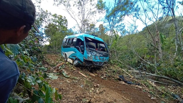 Minibus Isuzu ELF jatuh ke jurang kedalaman 50 meter di jalan menuju lokasi wisata Pantan Terong, Aceh Tengah, Minggu (21/3). Foto: Satlantas Polres Aceh Tengah