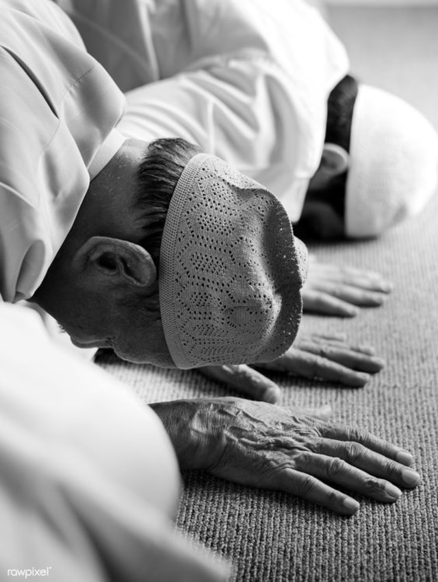 Ilustrasi Sholat Tarawih Berjamaah di Masjid, Foto: rawpixel