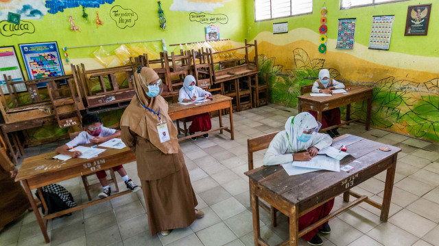Guru mengawasi siswa saat ujian sekolah di SDN 1 Narimbang Mulia, Lebak, Banten, Selasa (23/3/2021). Foto: MUHAMMAD BAGUS KHOIRUNAS/ANTARA FOTO