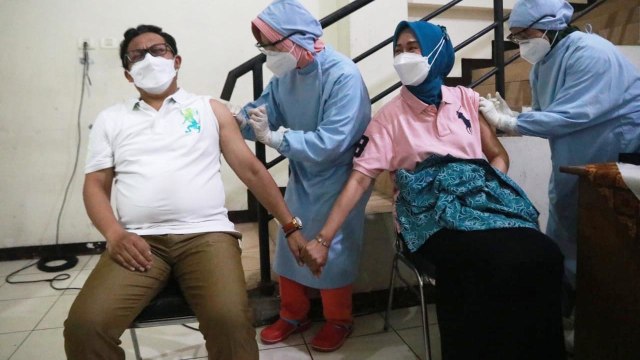 Wali Kota Malang Sutiaji bersama istri Widayati Sutiaji yang merupakan penyintas saat menjalani vaksinasi COVID-19, Selasa (23/3/2021). Foto : Humas Pemkot Malang.