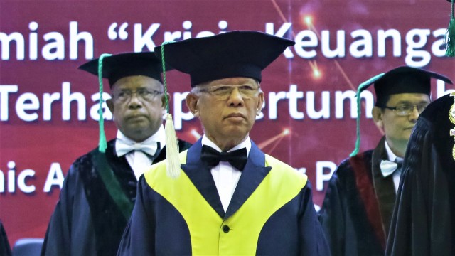 Adnan Ganto, saat menerima anugerah doktor honoris causa dari Universitas Syiah Kuala, September 2018. Dok. USK