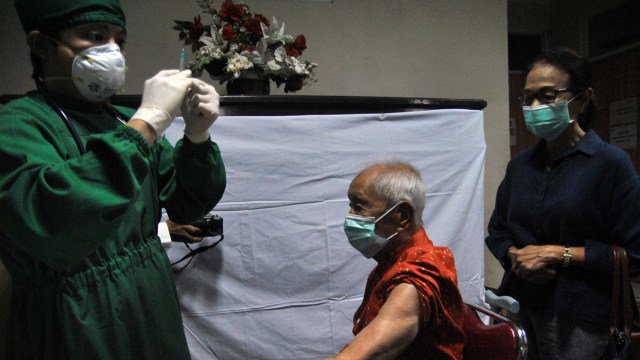 Petugas kesehatan bersiap menyuntikkan vaksin COVID-19 untuk warga lanjut usia (lansia) yang berusia 104 tahun di RS Vania, Kota Bogor, Jawa Barat, Selasa (23/3).  Foto: Arif Firmansyah/ANTARA FOTO