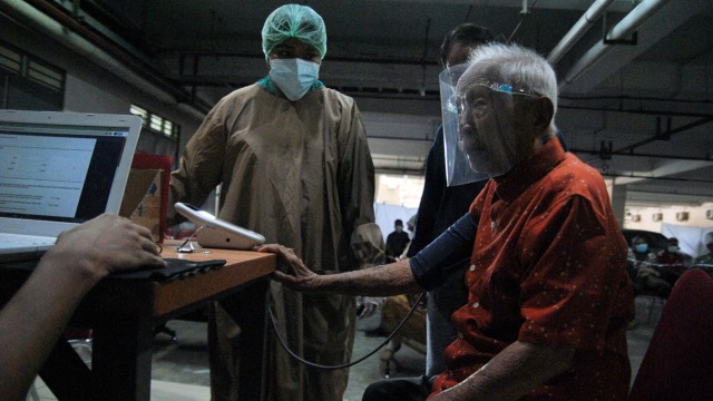 Wirjawan Hardjamulia (104 tahun) bersiap mengikuti vaksinasi COVID-19 di RS Vania, Kota Bogor, Jawa Barat, Selasa (23/3).  Foto: Arif Firmansyah/ANTARA FOTO