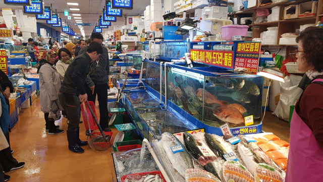 Berburu Alaskan King Crab di Noryangjin Fish Market (319738)