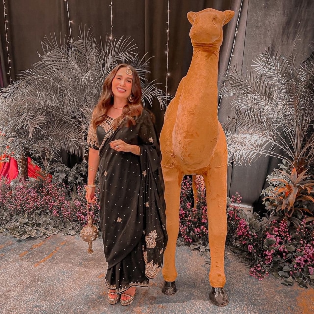 Gaya 5 Seleb ala Bintang Bollywood di Acara Henna Night Aurel Hermansyah (220652)