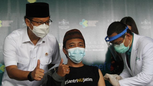 Menkes Budi Gunadi Sadikin bersama perwakilan UNICEF dan WHO meninjau vaksinasi corona kiai dan santri di PWNU Jawa Timur. Foto: Moch Asim/ANTARA FOTO
